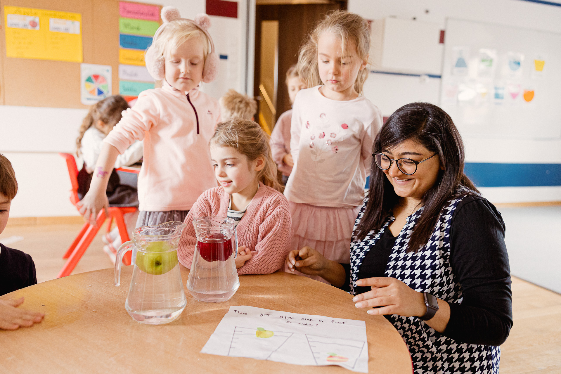 W Joy Babycare & Preschool jesteśmy głęboko zaangażowani w rozwój dwujęzyczności u dzieci poprzez unikalne podejście oparte na swobodnej immersji językowej.